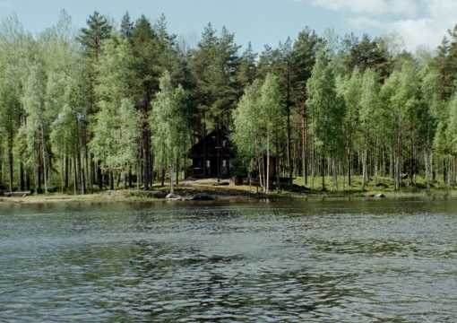 Kalliola Pienvesi-järveltä kuvattuna